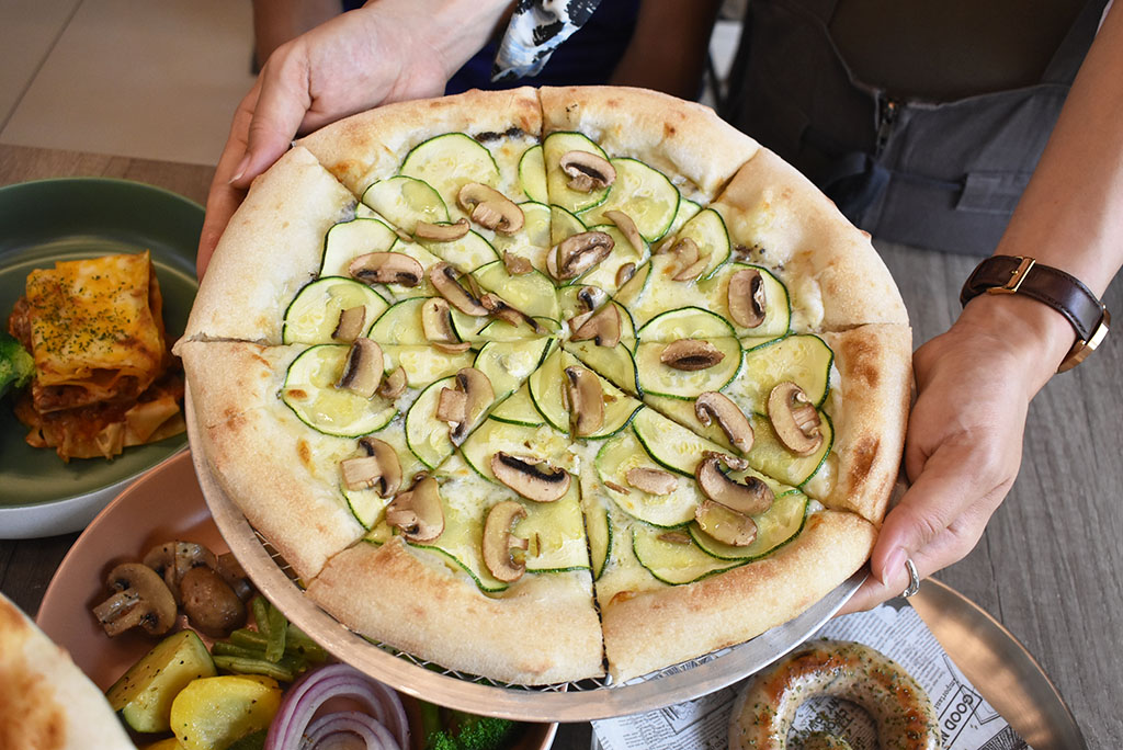 水湳美食｜現烤義式披薩「喜米披薩屋 Sammy’s Pizzeria」中央公園客製化披薩，從麵粉開始製成手工餅皮