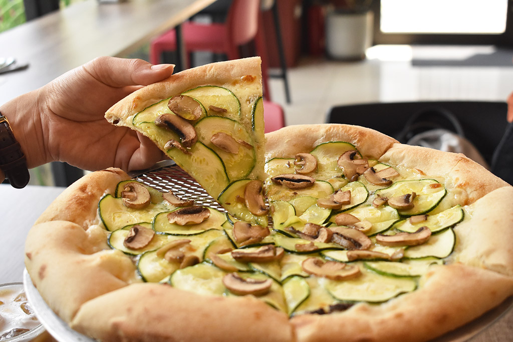 水湳美食｜現烤義式披薩「喜米披薩屋 Sammy’s Pizzeria」中央公園客製化披薩，從麵粉開始製成手工餅皮