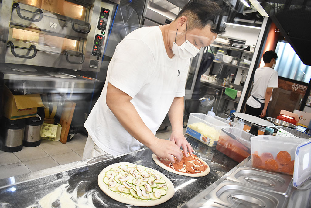 水湳美食｜現烤義式披薩「喜米披薩屋 Sammy's Pizzeria」中央公園客製化披薩，從麵粉開始製成手工餅皮