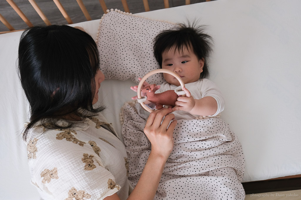 嬰兒房佈置分享｜質感育兒選物組合推薦，朶玫黎 Tomali 好眠3件組-米蘭暖陽杏開箱分享