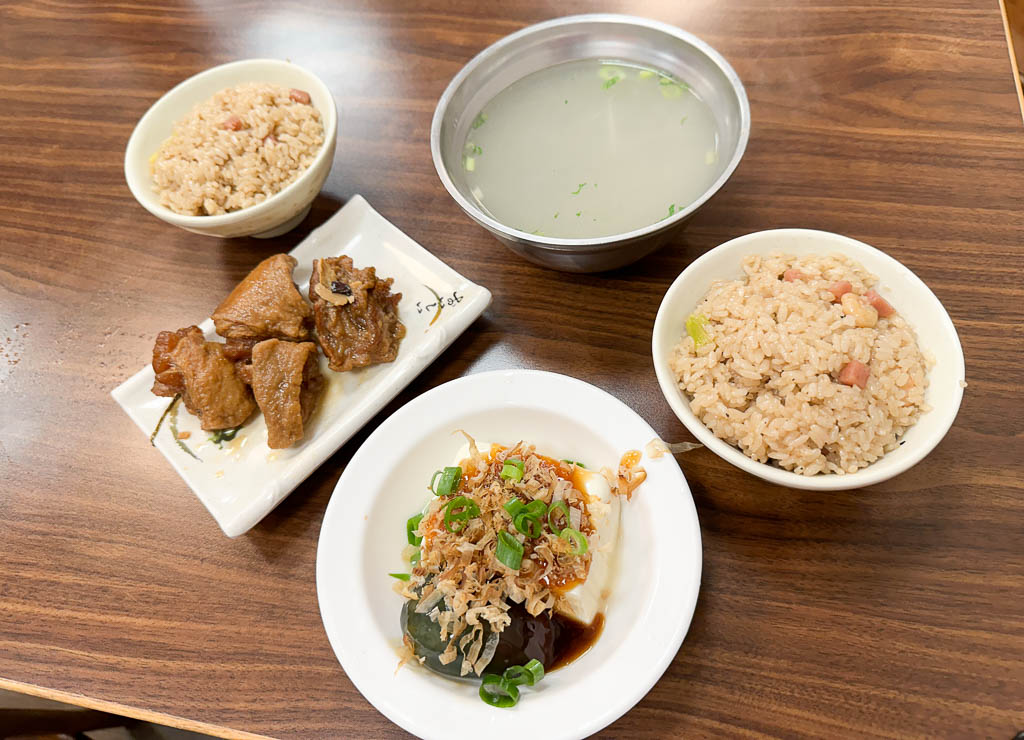 鮮魚鱻蝦仁飯｜台中連三年米其林必比登推薦，不只火燒蝦，豬腳筋必點！多家電視台採訪