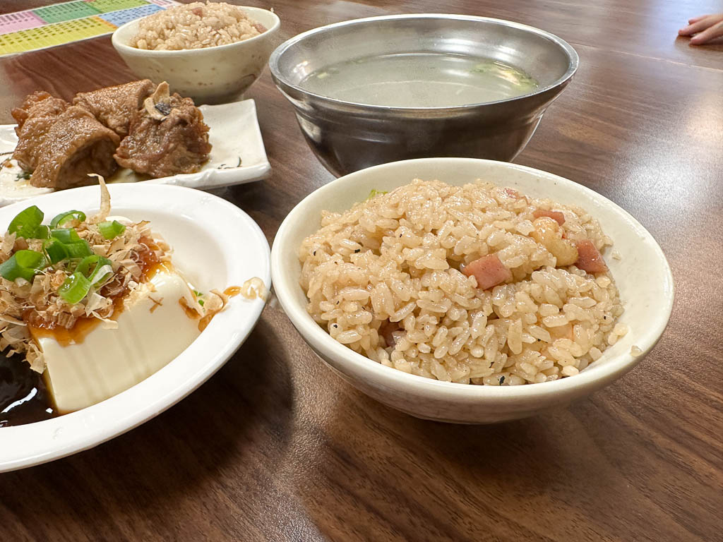 鮮魚鱻蝦仁飯｜台中連三年米其林必比登推薦，不只火燒蝦，豬腳筋必點！多家電視台採訪