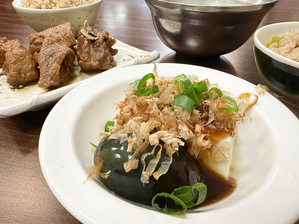 鮮魚鱻蝦仁飯｜台中連三年米其林必比登推薦，不只火燒蝦，豬腳筋必點！多家電視台採訪