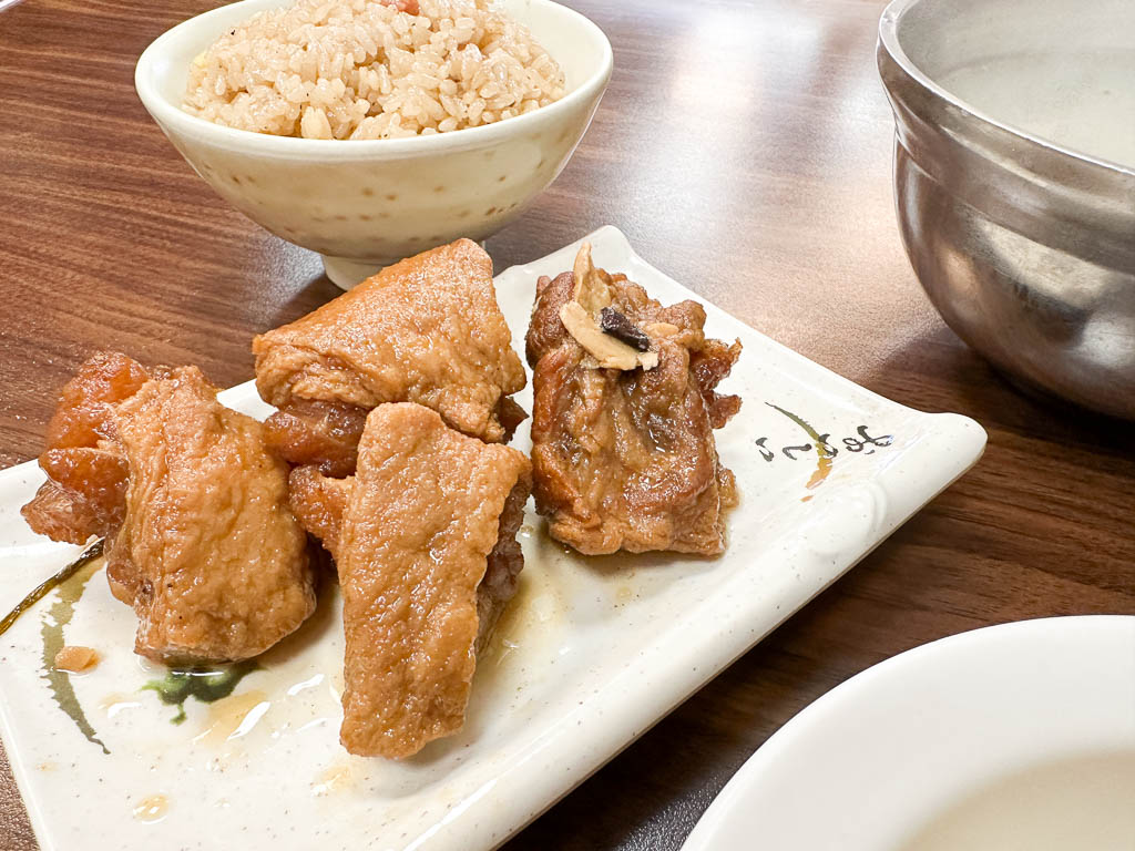 鮮魚鱻蝦仁飯｜台中連三年米其林必比登推薦，不只火燒蝦，豬腳筋必點！多家電視台採訪