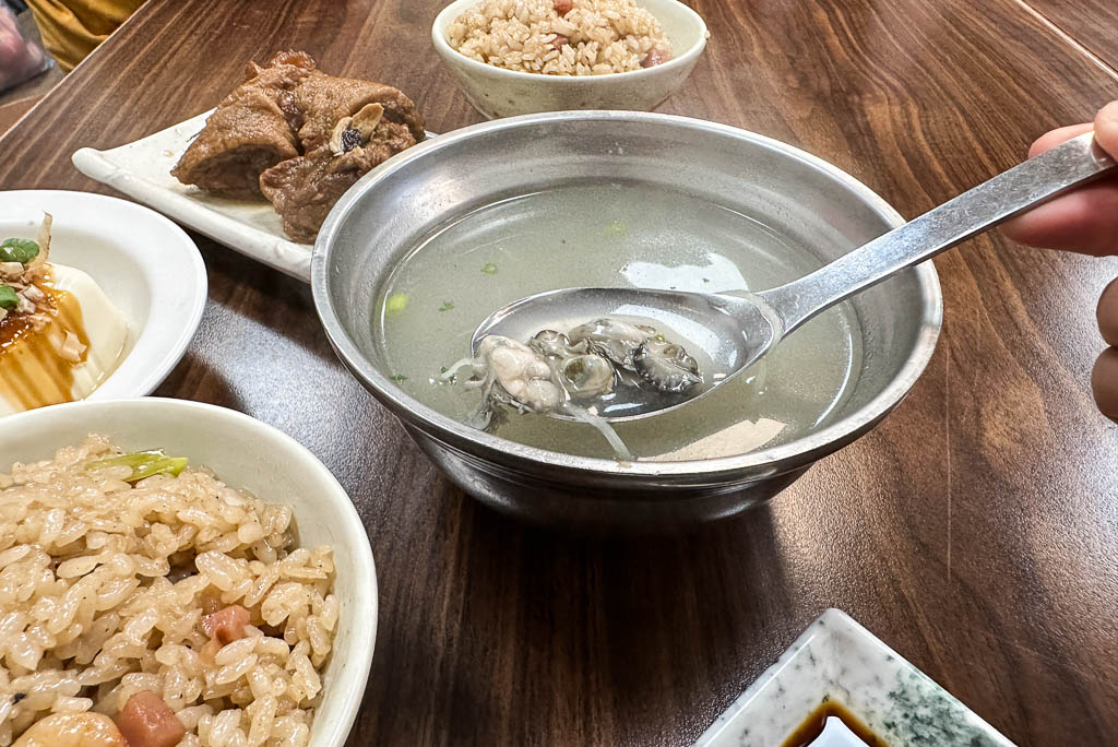 鮮魚鱻蝦仁飯｜台中連三年米其林必比登推薦，不只火燒蝦，豬腳筋必點！多家電視台採訪