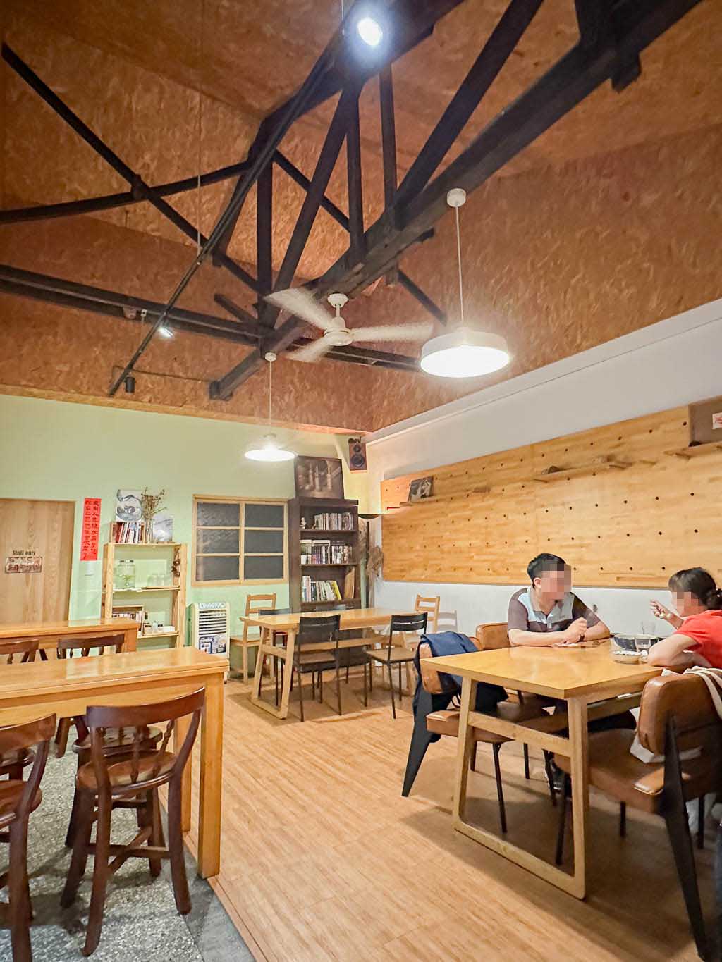 遊牧餐桌｜台中西區國美館地中海料理，貓咪陪伴在老宅吃中歐美食、義大利麵