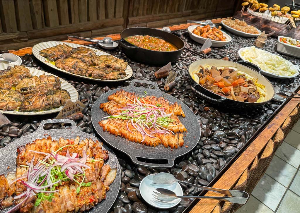 蟬說：霧繞 一泊二食｜新竹五峰寵物友善豪華露營，夜晚跟著泰雅獵人打獵巡禮！