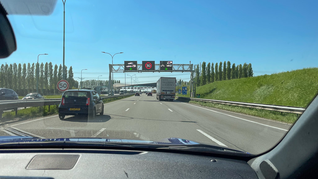 荷蘭自駕心得分享｜AVIS租車、取還車、停車、加油、罰單全說明！車況新、超好開