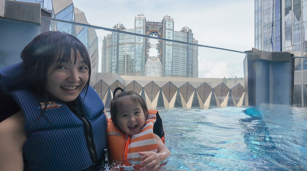 未滿2歲寶寶玩新濠影匯水上樂園