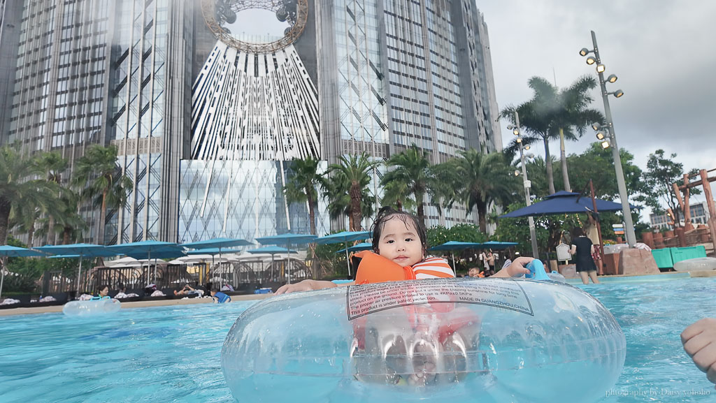 未滿2歲寶寶玩新濠影匯水上樂園